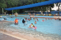 بالصور: رحلة ترفيهية لطلاب جمعية التعليم إلى القمم إلى مسبح "نفي جولان"